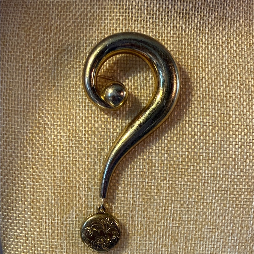 Silson Sweetheart Brooch WW2 With a Question Locket - Picture 2 of 9